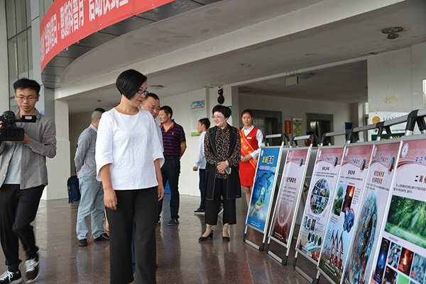 参观科普展板.jpg